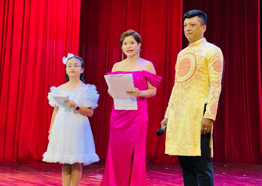 MC nhí Hà Phương thực hành đứng trên sân khấu lớn cùng thầy Lê Hay