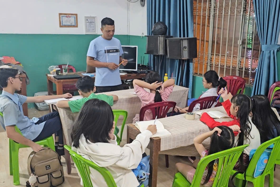 Lớp MC Nhí Tân Phú - Trẻ học thêm về kỹ năng truyền thông (giáo trình cập nhật mới)